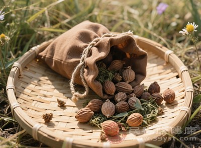 长期过量服用还可能影响肝脏功能，因挥发油的代谢需要肝脏参与，加重肝脏负担