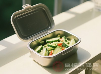 真正需要警惕的是储存不当、已经变质的隔夜菜，这类菜可能滋生大量细菌，引发肠胃不适