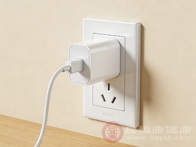 别再让充电器“熬夜”！长期插着不拔，不仅费电还可能引发火灾