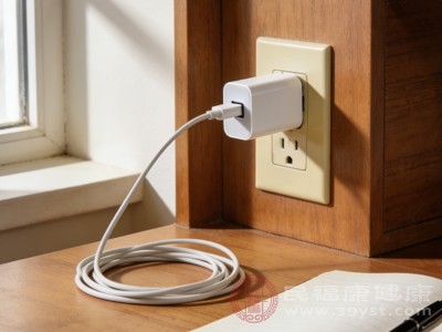 虽然手机充满电后会自动断开充电，但如果充电器一直插在插座上，当手机电量因待机消耗后，会再次触发充电