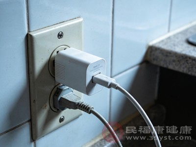 普通手机充电器的待机功率虽然不高，通常在0.3-1瓦左右，但长期持续下来，耗电量相当可观