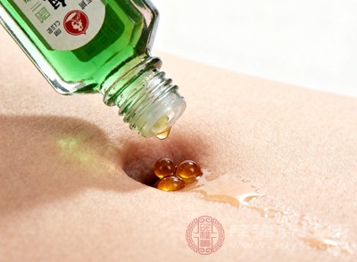 风油精中的酒精成分也会对皮肤产生刺激,加剧皮肤干燥和不适感 风油精中的酒精成分也会对皮肤产生刺激,加剧皮肤干燥和不适感