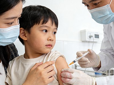 多数宝宝接种后无明显反应,仅有5%-10%的宝宝会出现37.5℃左右的低热 多数宝宝接种后无明显反应,仅有5%-10%的宝宝会出现37.5℃左右的低热