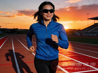 通过慢跑、游泳等有氧运动(每周3-5次,每次40分钟)减脂 通过慢跑、游泳等有氧运动(每周3-5次,每次40分钟)减脂