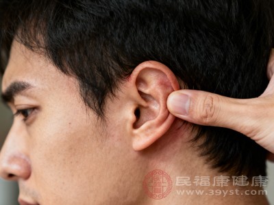 除了感染性炎症,非感染性炎症也可能导致耳廓疼痛,如接触性皮炎 除了感染性炎症,非感染性炎症也可能导致耳廓疼痛,如接触性皮炎