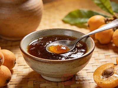 在熬制枇杷膏过程中，有一些小技巧能帮助提升成品品质