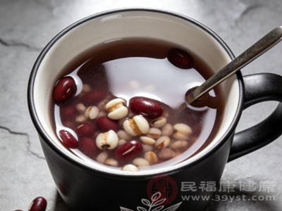 睡前喝红豆薏米水可促进夜间水分代谢