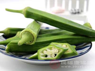 可溶性纤维（如秋葵、胡萝卜）在肠道中吸附多余的钙和草酸