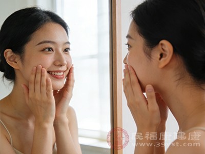 选择适合自己肤质的护肤品，避免使用过于油腻或刺激性强的产品