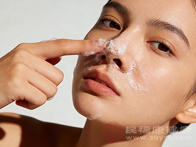 清洁是去黑头的第一步，但要注意方法