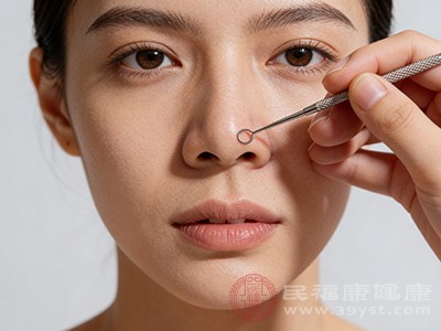 轻轻在鼻部打圈按摩或刮拭，帮助去除黑头
