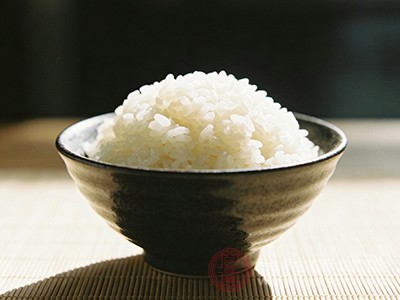 精制主食（白米饭、白面包）升糖指数高