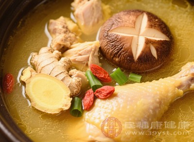 香菇晒干后煮鸡汤，多糖体更容易溶出