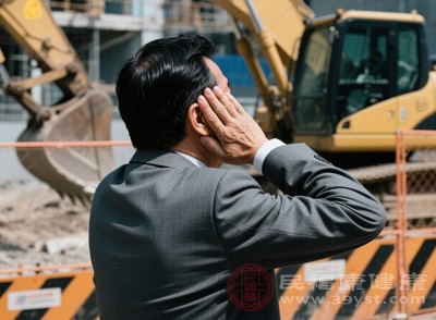 低头时头部位置变化刺激内耳平衡感受器，引发强烈眩晕