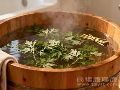 尽管艾草泡脚益处显著，但天天浸泡可能打破身体的自然调节平衡