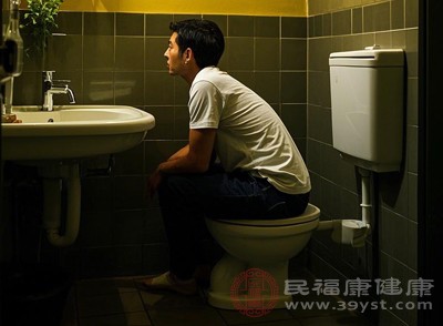 长期便秘导致粪便干硬，排便时过度用力可能撕裂肛门周围皮肤或损伤直肠黏膜，引发出血