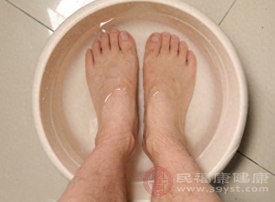 拇外翻是一种常见的足部畸形