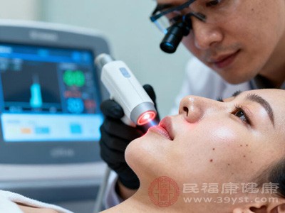 点阵激光则通过局灶性光热作用，促进真皮层胶原再生