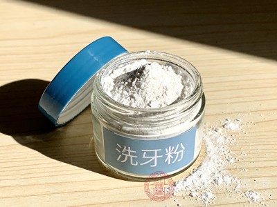 洗牙粉的清洁作用可能会让使用者忽视牙齿表面的早期龋坏、牙结石堆积等问题