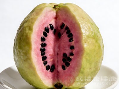 将芭乐切块放入榨汁机