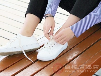 有的患者连系鞋带、穿袜子这样的日常行为都需要他人协助