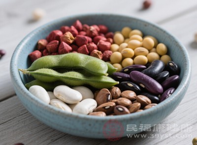 如果日常饮食中已经摄入较多富含钙的食物，如豆制品、绿叶蔬菜、坚果等，可适当减少牛奶饮用量，但仍建议保证每天至少200克的摄入