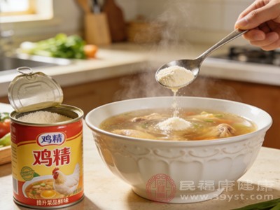 谣言的核心论据是“鸡精中的谷氨酸钠加热久了会产生致癌物质”，但这一说法违背了基本的化学常识