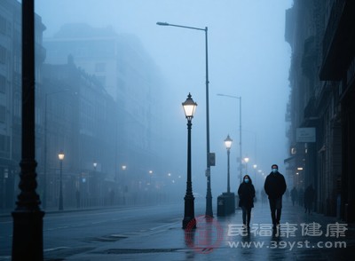 雾霾、沙尘等恶劣天气中的污染物，也会附着在嘴角黏膜上，引发刺激和炎症