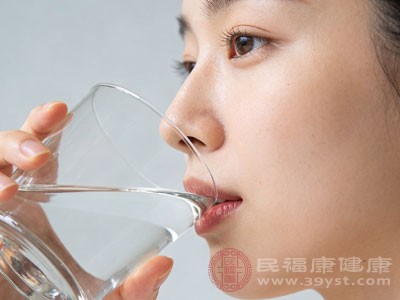 在咳嗽前喝一小口温水 在咳嗽前喝一小口温水