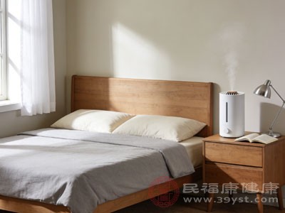 可在卧室放置一台超声波加湿器