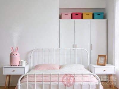 定期用湿布擦拭家具