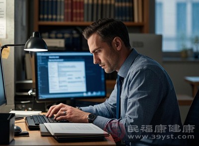 长时间保持同一姿势（如长途乘车、办公室伏案），身体的体液循环会变得“懒洋洋”