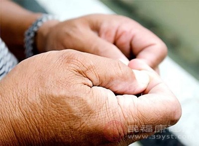 手指关节对称性肿胀、僵硬，尤其是早晨起床时明显