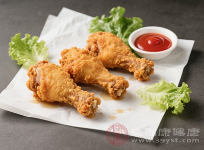 饮酒时搭配的下酒菜往往是导致热量超标的重要原因