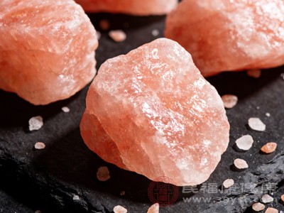 玫瑰盐独特的粉红色泽和晶体形态，确实有很高的观赏性