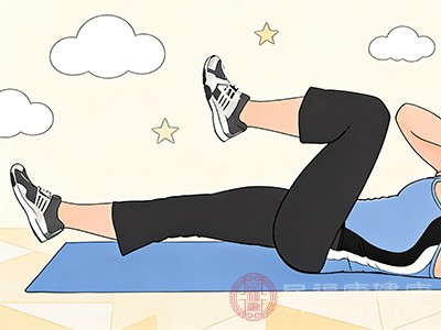 先将左腿屈膝抬起，膝盖尽量靠近胸口