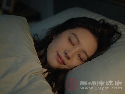 早睡晚起，顺应冬藏节律