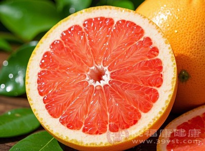 无论是直接吃果肉、喝鲜榨西柚汁，还是吃含有西柚成分的甜品、饮料，只要在服药期间接触，都可能带来风险