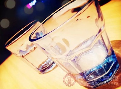 睡前1小时尽量少喝水