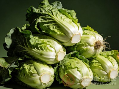 大白菜是秋冬季节的时令蔬菜，经过低温霜冻后，它体内的淀粉会转化成糖分，口感会变得更甜、更脆嫩