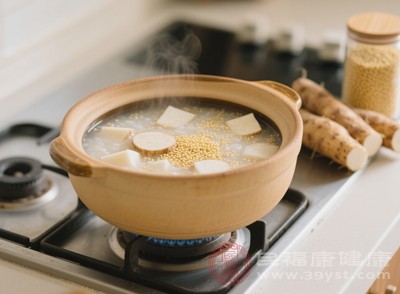 发热时宝宝的消化功能会减弱，饮食要像“轻量级选手”一样易消化