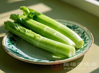 莴笋去皮后切细丝，用少许醋和香油调味