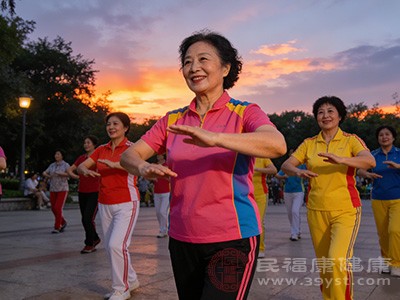 同样是跳广场舞，有人动作幅度小、力度弱，只是简单比划
