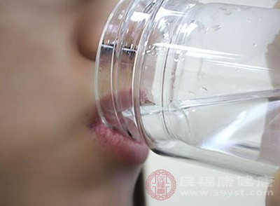 50ml水进入体内后，血浆渗透压变化幅度小于0.5%，实验室仪器几乎检测不出波动