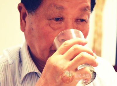 糖尿病患者若因空腹服药必须饮水，需提前与体检中心沟通