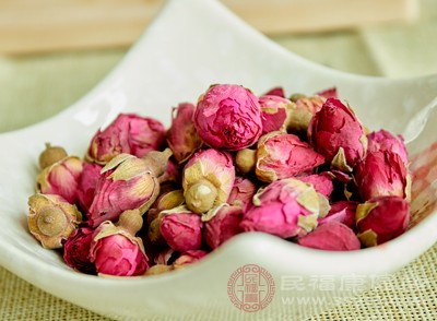 玫瑰花也是备受青睐的疏肝食材，它味甘微苦、性温，香气芬芳