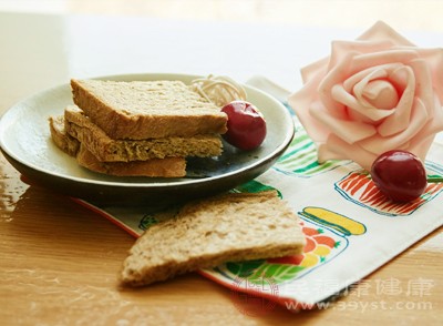 应选择全麦面包、杂粮饭、玉米、紫薯、山药等复合主食，这类主食升糖指数低，饱腹感强，能为身体提供持续能量