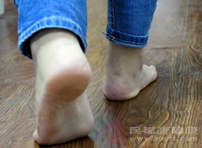 腰椎间盘突出或椎管狭窄可能压迫坐骨神经，疼痛会沿神经传导至足部