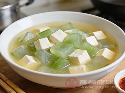 豆腐的嫩滑与芦荟的脆嫩相互映衬，汤汁浓稠鲜美
