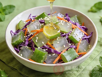 蔬菜的清爽与芦荟的滑嫩结合，沙拉酱的味道为其增添层次